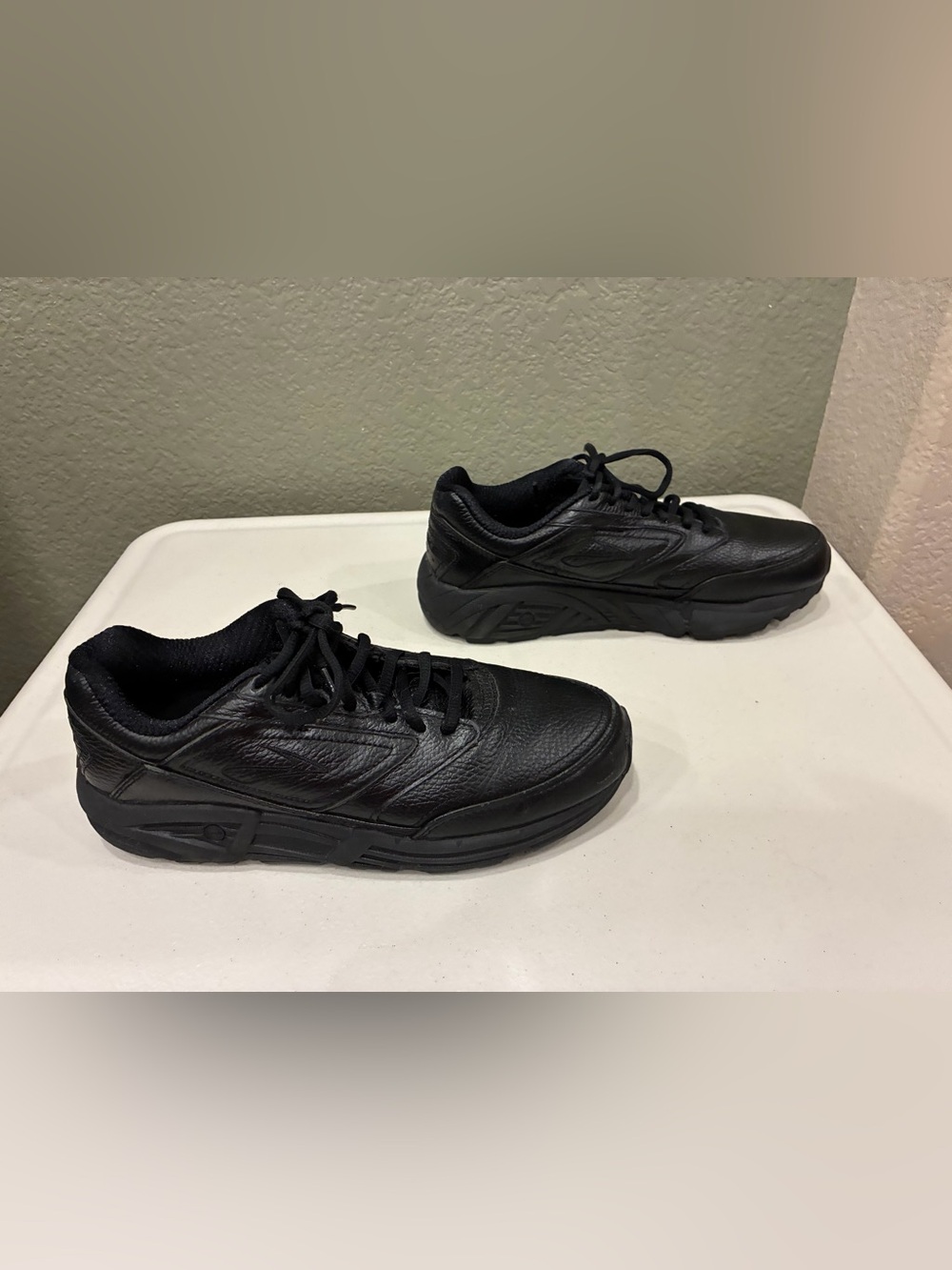 Brooks Addiction Walker 2 Black Leather Low Top Women Athletic Sneakers USA 9.5
